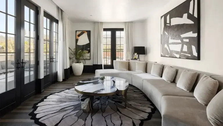 Best Penthouse Suites for Executive Stays: Expert Venue Guide